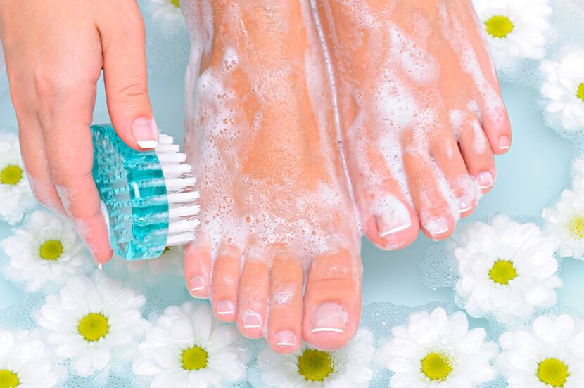 Spălarea regulată a picioarelor este o excelentă prevenire a ciupercii unghiilor.